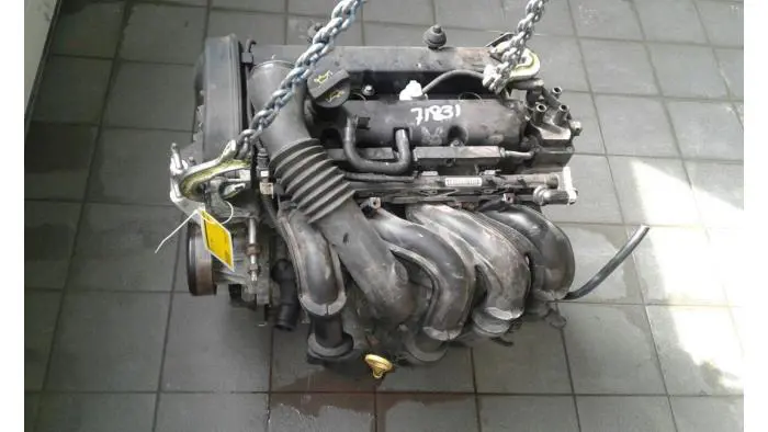 Motor Mazda 2.