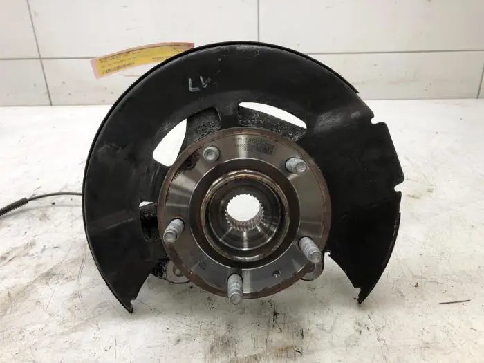 Fusee links-voor Opel Zafira