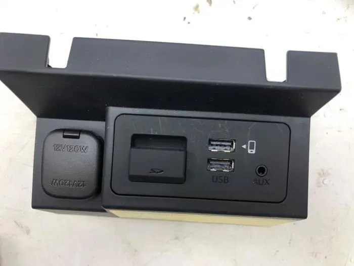 AUX/USB aansluiting Mazda 6.