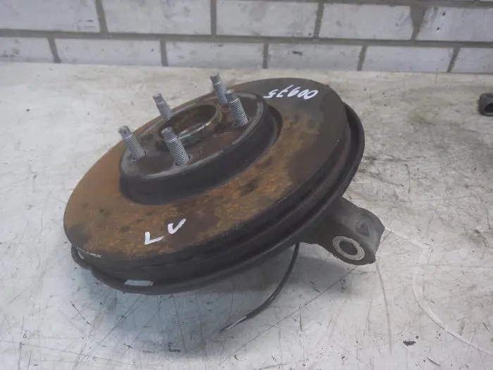 Fusee links-voor Opel Astra J 10-