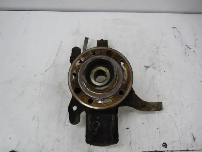 Fusee links-voor Opel Zafira B 05-